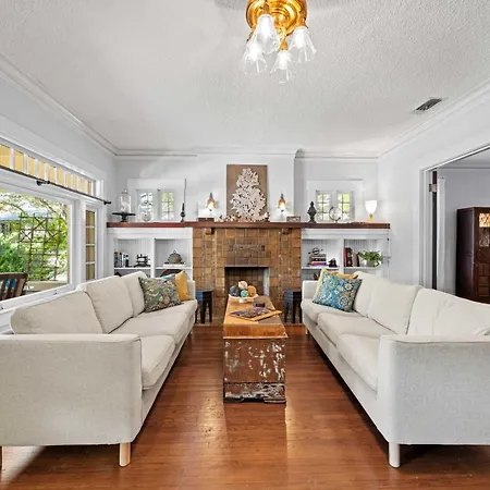 Mistletoe Heights Bungalow
